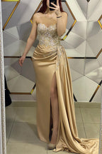 Impresionante vestido largo de fiesta color champán, sin mangas, con encaje, cuentas y abertura.
