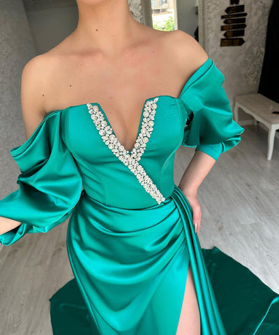 Impresionantes vestidos largos de fiesta verdes con hombros descubiertos y abertura lateral disponibles en línea
