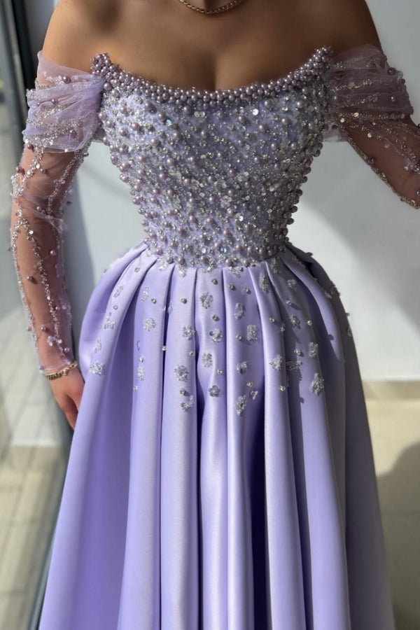 Impresionante vestido largo de graduación color lila, corte en A, hombros descubiertos, pedrería, satén y perlas