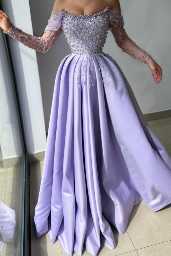 Impresionante vestido largo de graduación color lila, corte en A, hombros descubiertos, pedrería, satén y perlas