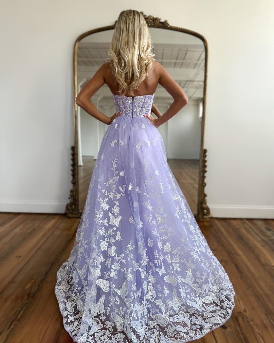 Impresionante vestido largo de fiesta lila, corte en A, escote corazón, sin tirantes y con encaje.