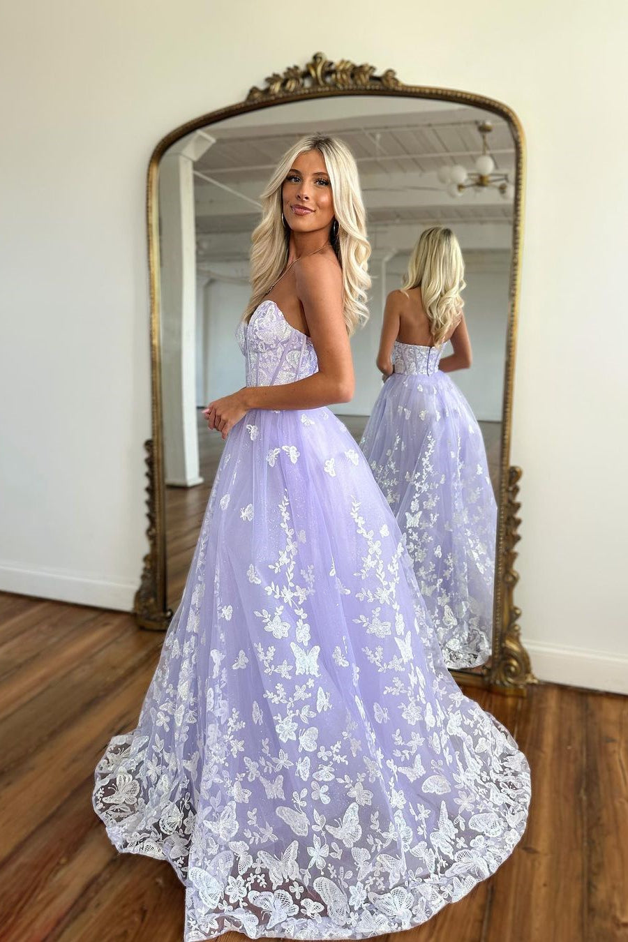Impresionante vestido largo de fiesta lila, corte en A, escote corazón, sin tirantes y con encaje.