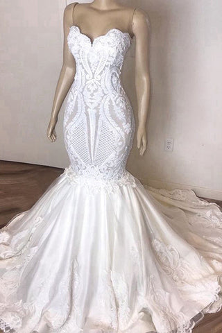 Magnifique robe de mariée sirène longue sans bretelles ornée d'appliqués en dentelle