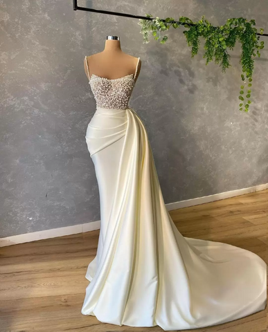 Magnifique robe de bal longue sirène bustier en satin ornée de sequins et de perles