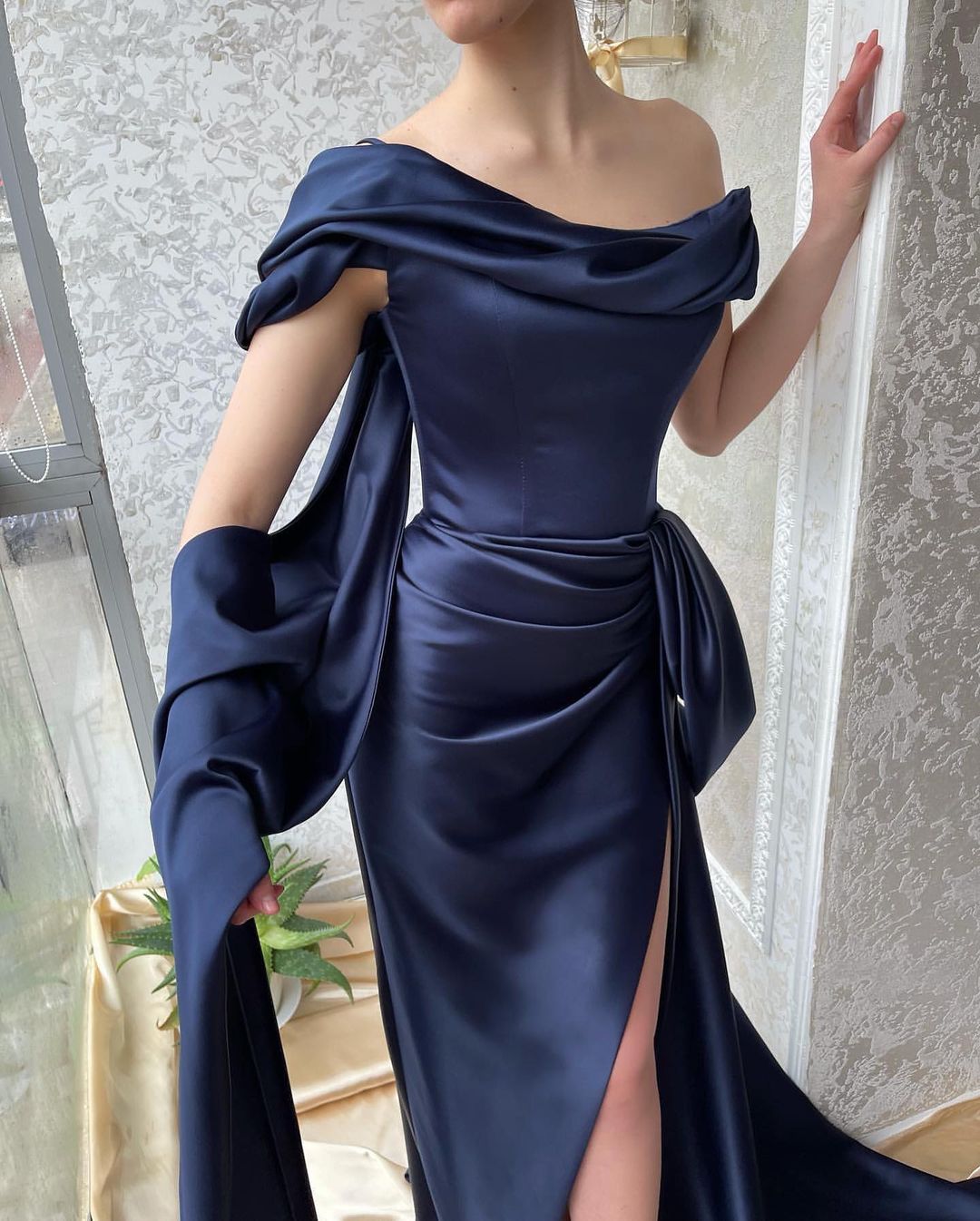 Impresionante vestido largo de sirena azul marino con hombros descubiertos y abertura para graduación