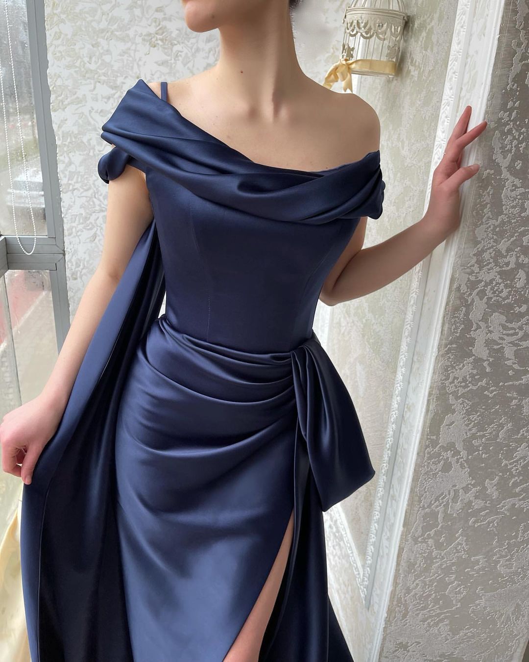 Impresionante vestido largo de sirena azul marino con hombros descubiertos y abertura para graduación