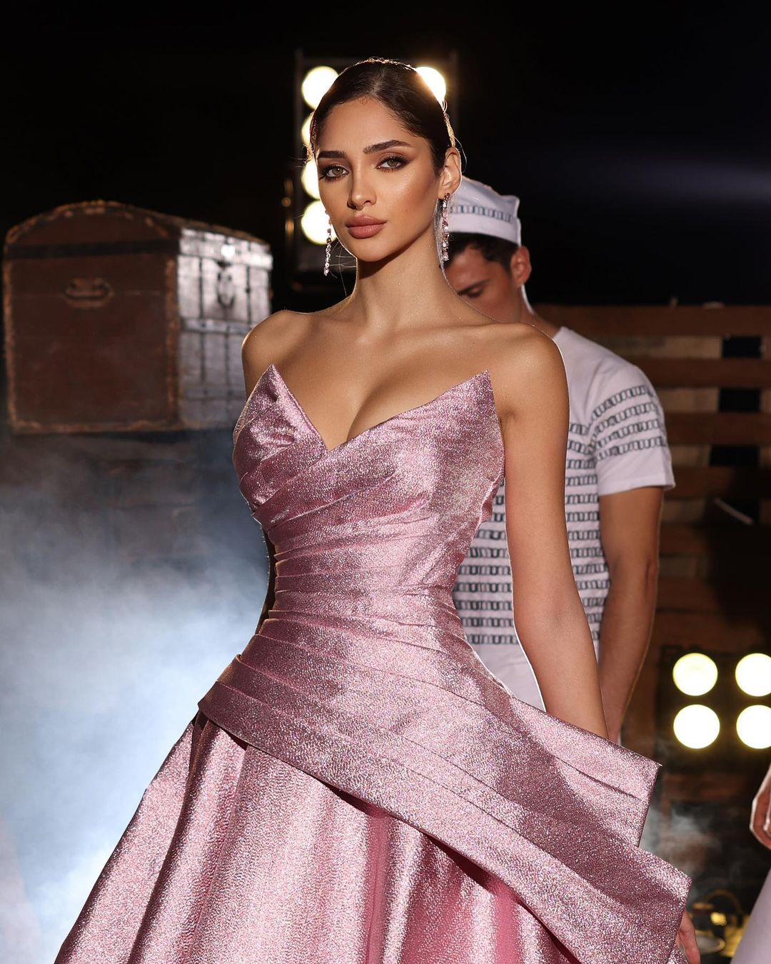 Impresionante vestido largo rosa de corte A con escote en V, sin mangas y con brillos para baile de graduación