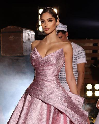 Superbe robe de bal longue rose à paillettes, coupe trapèze, col en V, sans manches