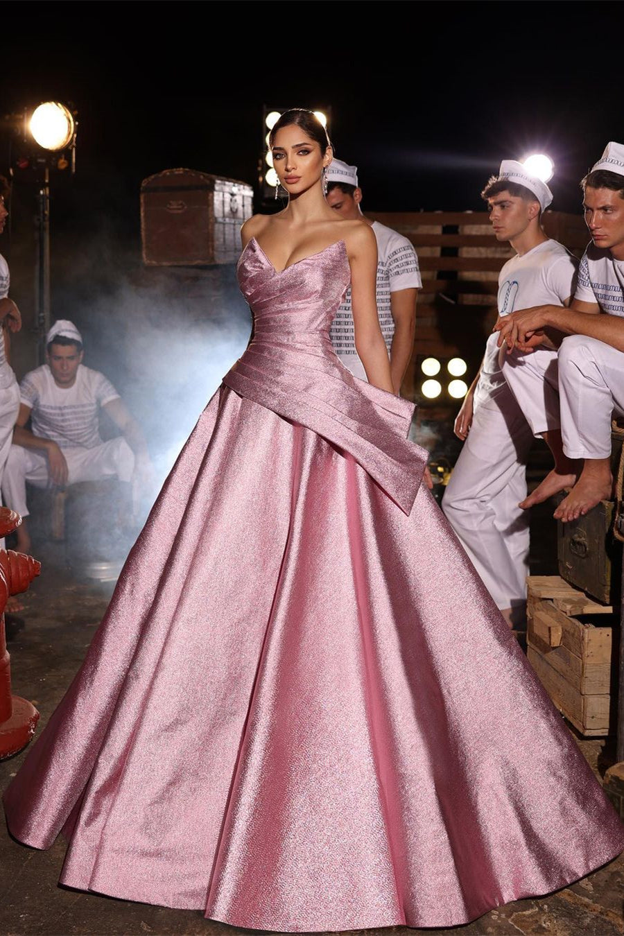 Impresionante vestido largo rosa de corte A con escote en V, sin mangas y con brillos para baile de graduación