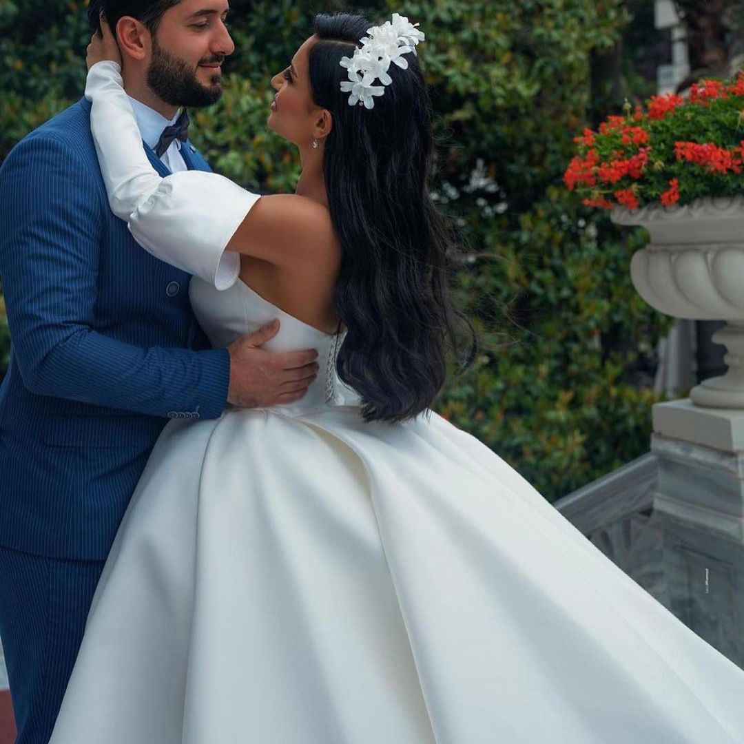 Impresionantes vestidos de novia largos de princesa, de satén, con escote corazón y mangas.