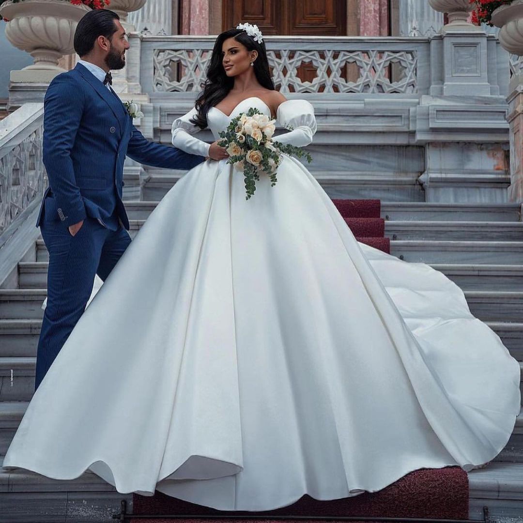 Impresionantes vestidos de novia largos de princesa, de satén, con escote corazón y mangas.