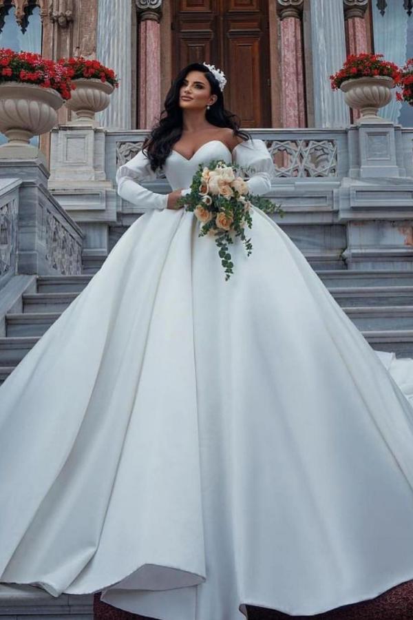 Impresionantes vestidos de novia largos de princesa, de satén, con escote corazón y mangas.