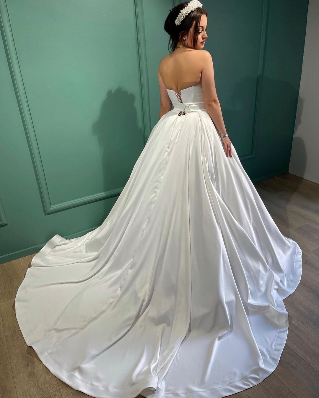 Impresionante vestido de novia largo blanco de corte A sin tirantes con perlas