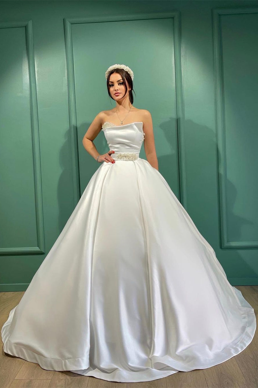 Impresionante vestido de novia largo blanco de corte A sin tirantes con perlas