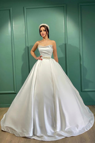 Magnifique robe de mariée blanche longue, coupe trapèze, sans bretelles, ornée de perles