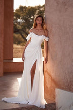 Magnifique robe de mariée blanche longue, sans manches, à épaules dénudées et coupe trapèze avec fente.