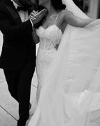 Impresionante vestido de novia largo blanco sin mangas con tirantes finos de encaje estilo sirena y apliques