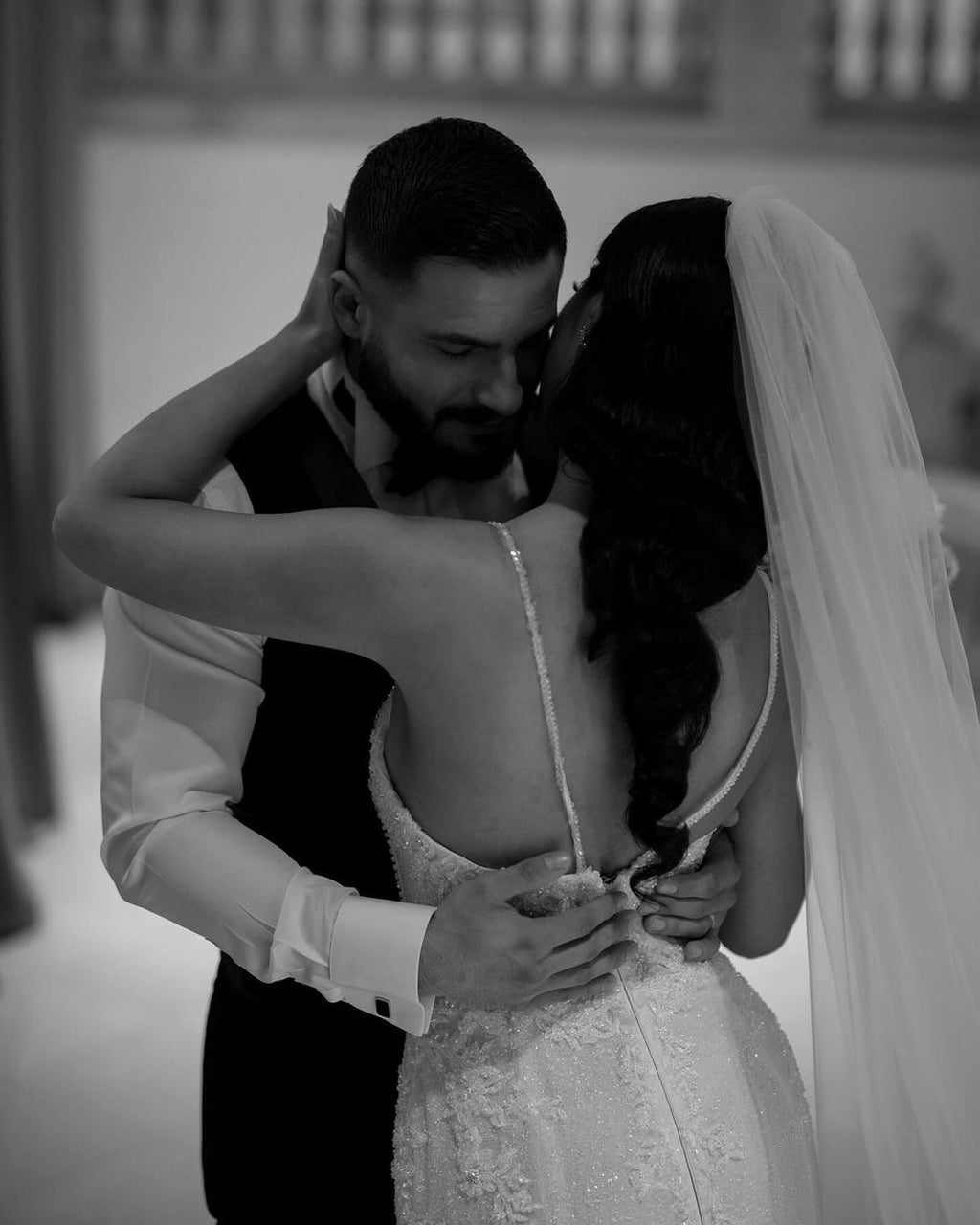 Impresionante vestido de novia largo blanco sin mangas con tirantes finos de encaje estilo sirena y apliques