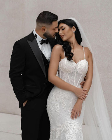 Magnifique robe de mariée blanche longue sans manches à fines bretelles spaghetti et dentelle sirène, ornée d'appliqués