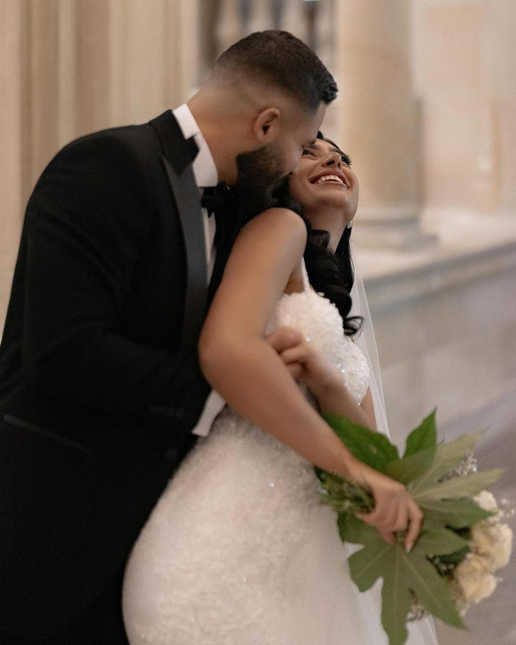 Impresionante vestido de novia largo blanco sin mangas con tirantes finos de encaje estilo sirena y apliques