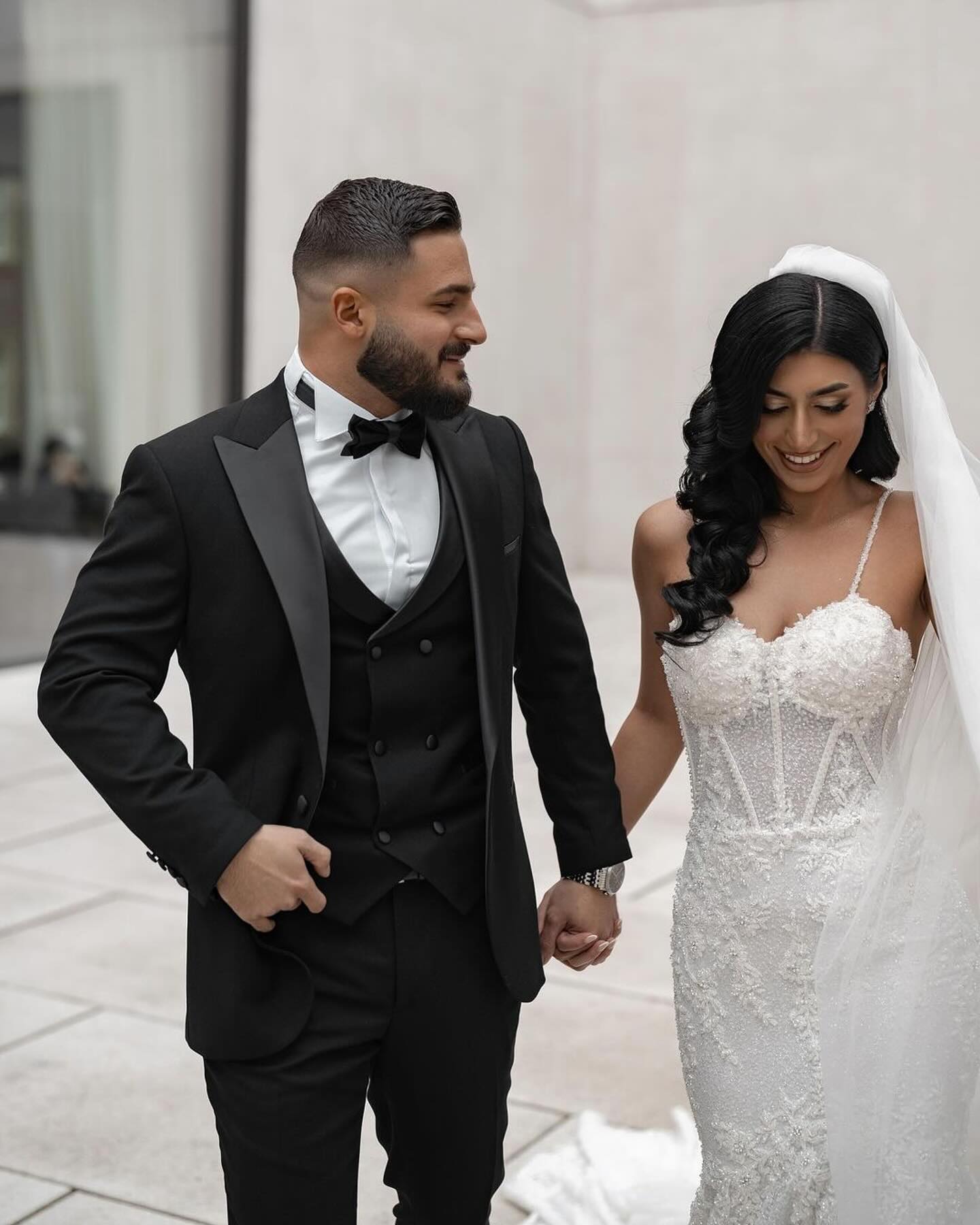Impresionante vestido de novia largo blanco sin mangas con tirantes finos de encaje estilo sirena y apliques