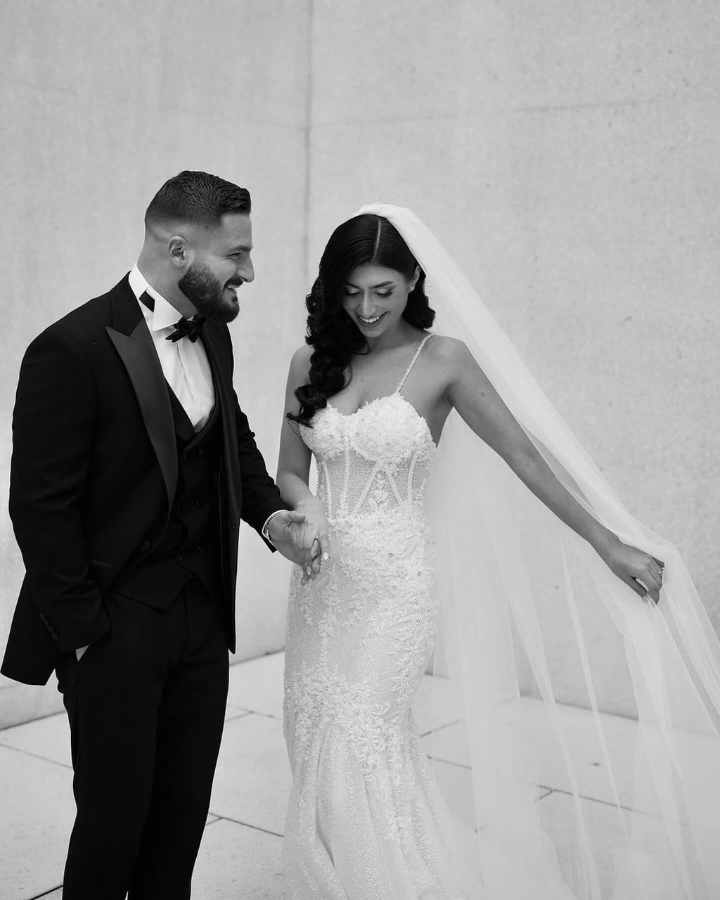 Impresionante vestido de novia largo blanco sin mangas con tirantes finos de encaje estilo sirena y apliques