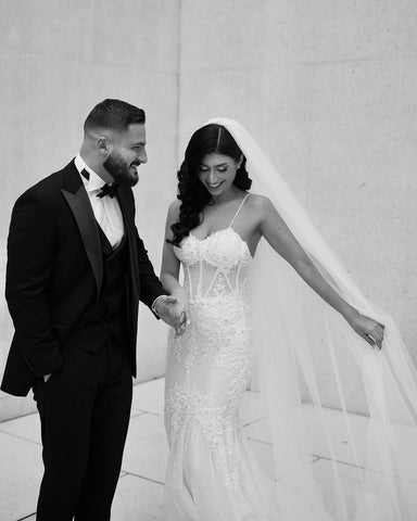 Magnifique robe de mariée blanche longue sans manches à fines bretelles spaghetti et dentelle sirène, ornée d'appliqués