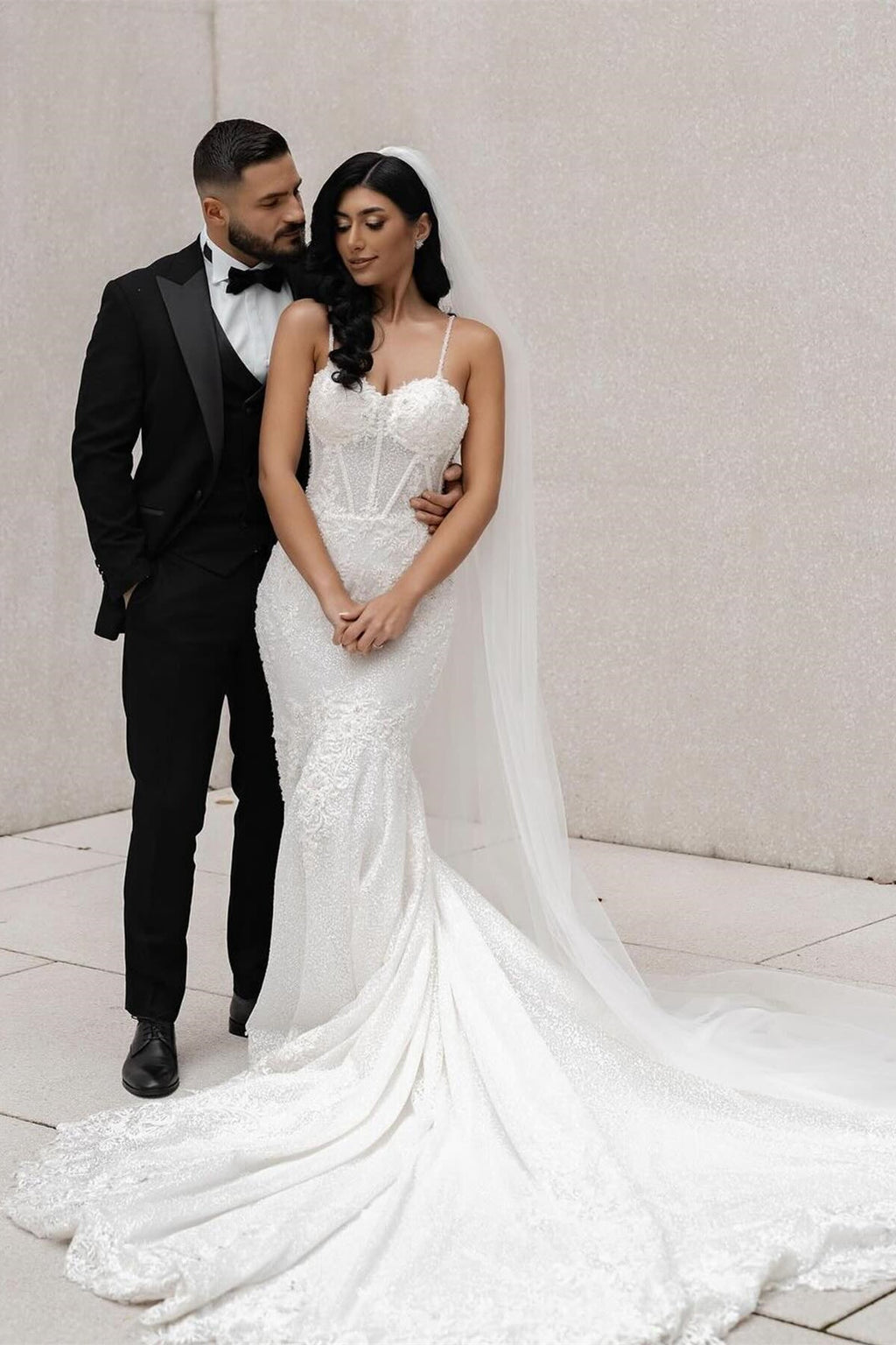 Impresionante vestido de novia largo blanco sin mangas con tirantes finos de encaje estilo sirena y apliques
