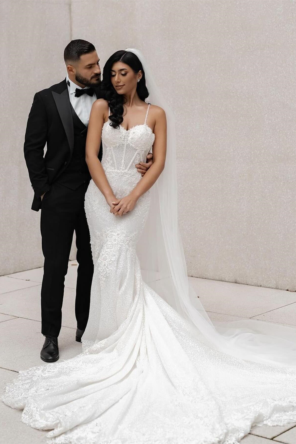 Impresionante vestido de novia largo blanco sin mangas con tirantes finos de encaje estilo sirena y apliques