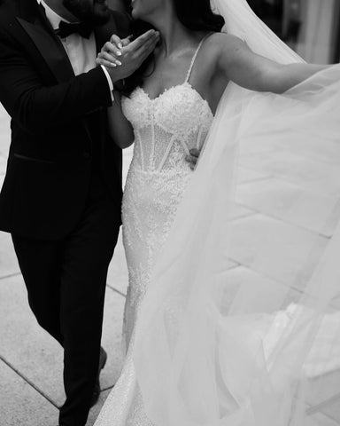 Magnifique robe de mariée blanche longue sans manches à fines bretelles spaghetti et dentelle sirène, ornée d'appliqués