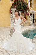 Magnifique robe de mariée blanche longue sans manches à fines bretelles spaghetti et volants, style sirène.