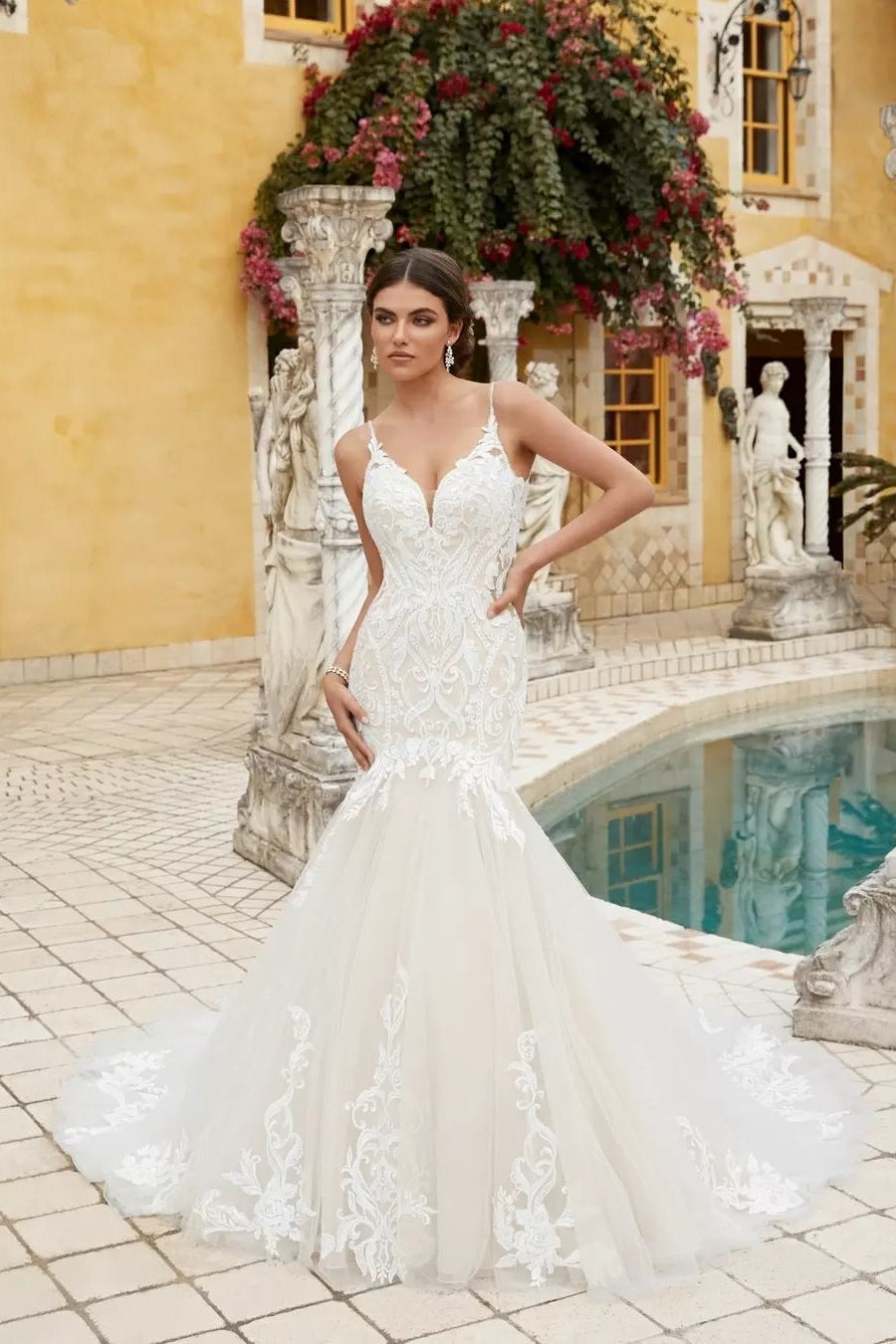 Impresionante vestido de novia largo blanco sin mangas con tirantes finos de encaje estilo sirena y volantes