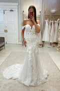 Impresionante vestido de novia de sirena con hombros descubiertos, apliques y encaje.