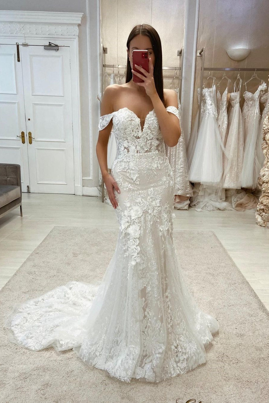 Impresionante vestido de novia de sirena con hombros descubiertos, apliques y encaje.