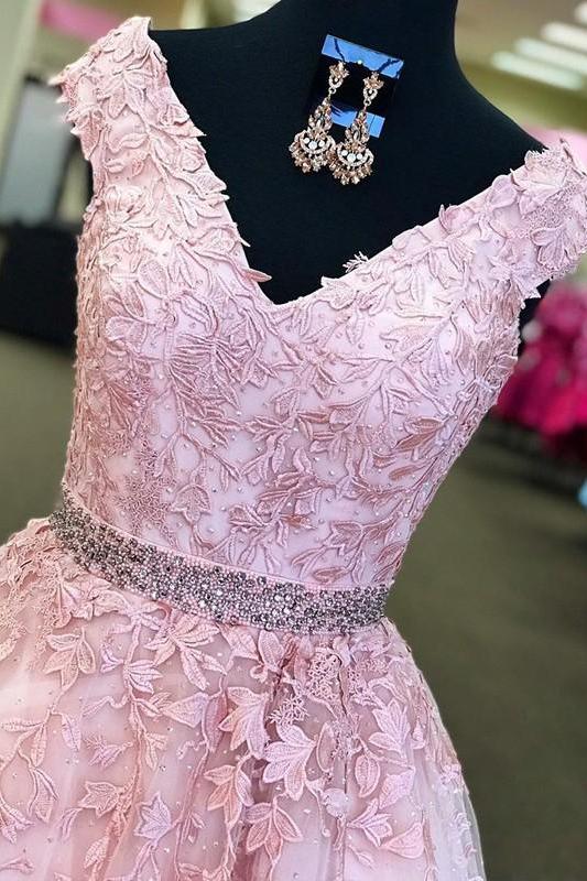 Impresionantes vestidos de fiesta rosas con hombros descubiertos, apliques de cristal, sin mangas y con cinturón.