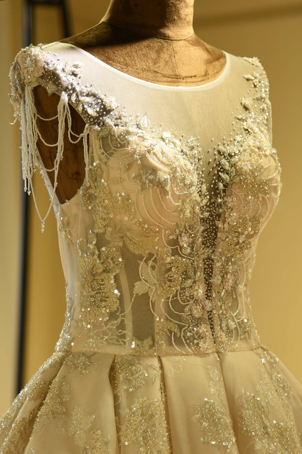 Impresionante vestido de novia de princesa con cordones, lentejuelas brillantes y tul color marfil 