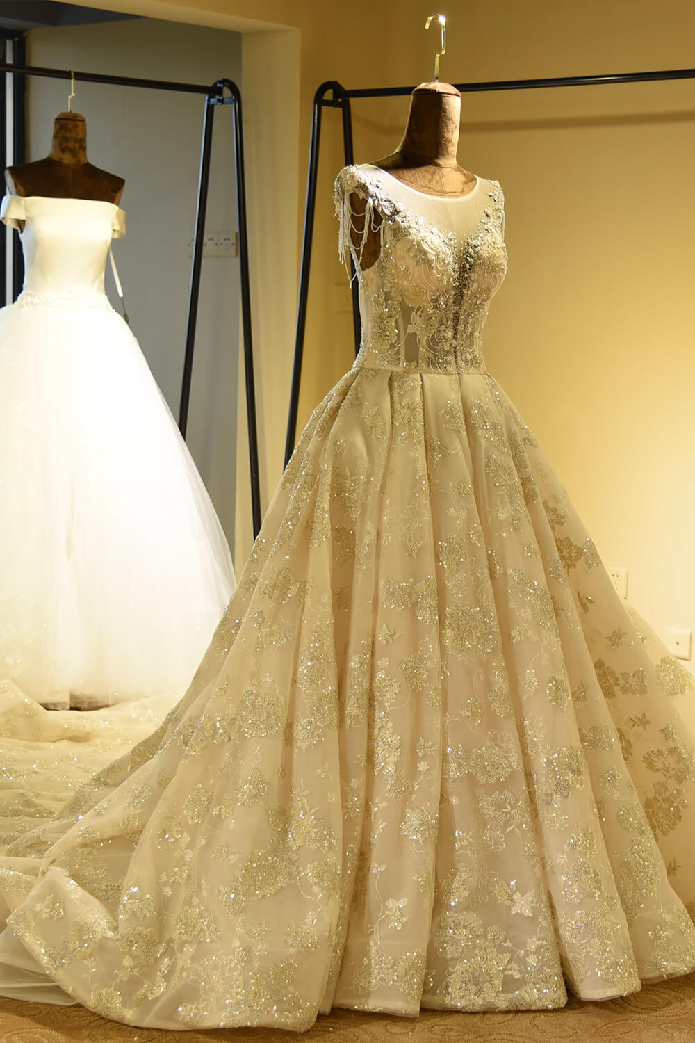 Impresionante vestido de novia de princesa con cordones, lentejuelas brillantes y tul color marfil 