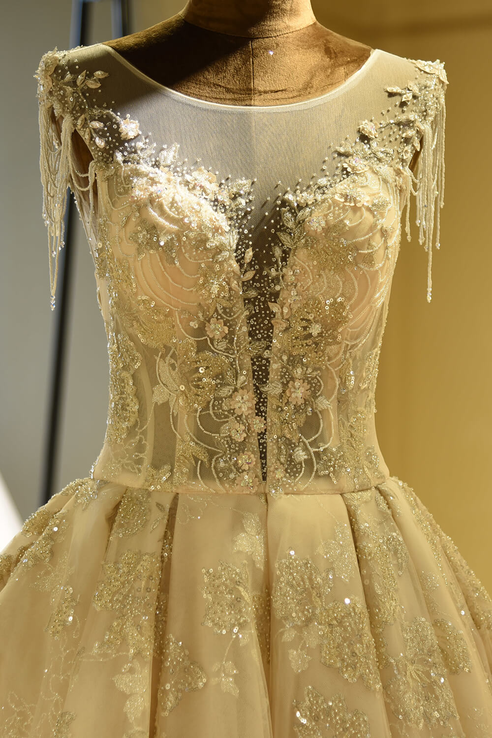Impresionante vestido de novia de princesa con cordones, lentejuelas brillantes y tul color marfil 