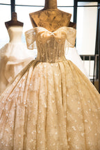 Impresionante vestido de novia sin tirantes con mangas cortas y aplicaciones de encaje 