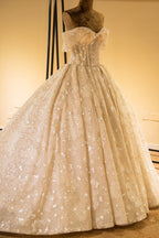 Impresionante vestido de novia sin tirantes con mangas cortas y aplicaciones de encaje 