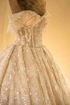 Impresionante vestido de novia sin tirantes con mangas cortas y aplicaciones de encaje 