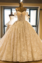 Impresionante vestido de novia sin tirantes con mangas cortas y aplicaciones de encaje 