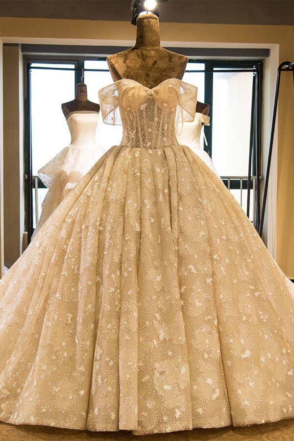 Impresionante vestido de novia sin tirantes con mangas cortas y aplicaciones de encaje 