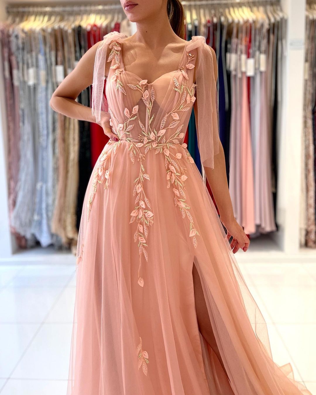 Magnifique robe de soirée longue en tulle à bretelles et fente décolletée en cœur