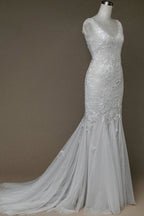 Impresionantes vestidos de novia de sirena con apliques y escote en V 