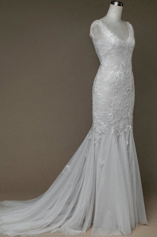 Impresionantes vestidos de novia de sirena con apliques y escote en V 