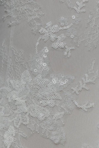 Impresionantes vestidos de novia de sirena con apliques y escote en V 