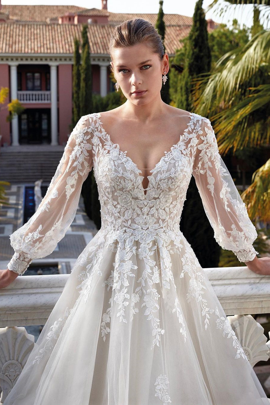 Magnifique robe de mariée dos nu à col en V, manches longues et appliques de coupe trapèze