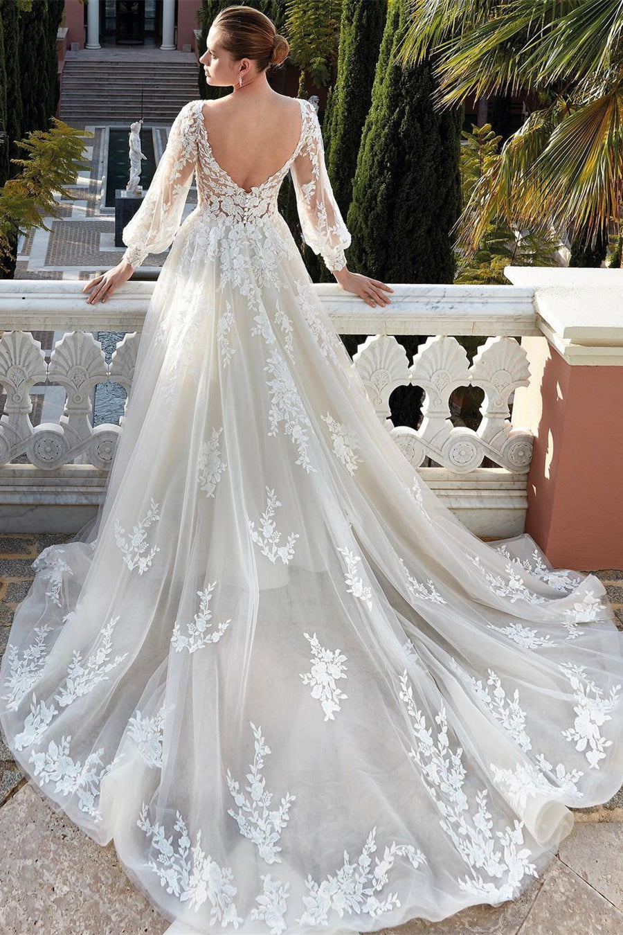 Magnifique robe de mariée dos nu à col en V, manches longues et appliques de coupe trapèze