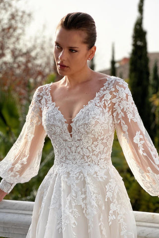 Magnifique robe de mariée dos nu à col en V, manches longues et appliques de coupe trapèze